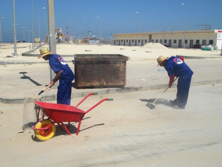 شركة محلية تبدأ عملها في نظافة ميناء غزة البحري