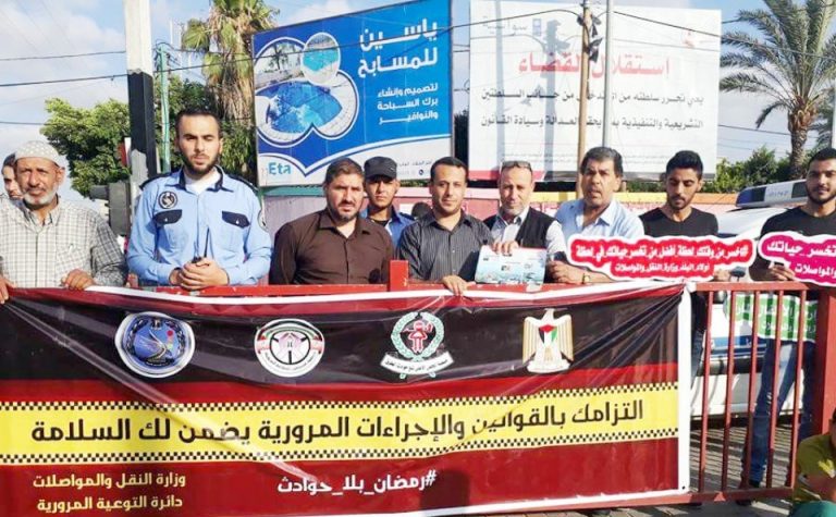 دائرة التوعية المرورية تواصل حملة رمضان بلا حوادث في دير البلح