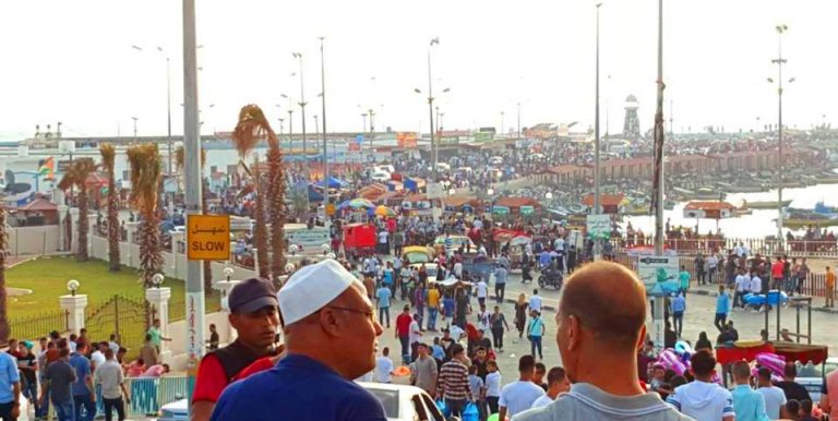 ميناء غزة البحري يستقبل آلاف المواطنين في إجازة العيد