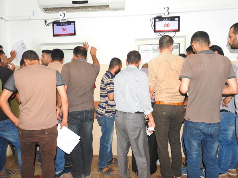 عرفات: الإدارة العامة للنقل على الطرق تنجز 500 معاملة يومياً لسائقي العمومي