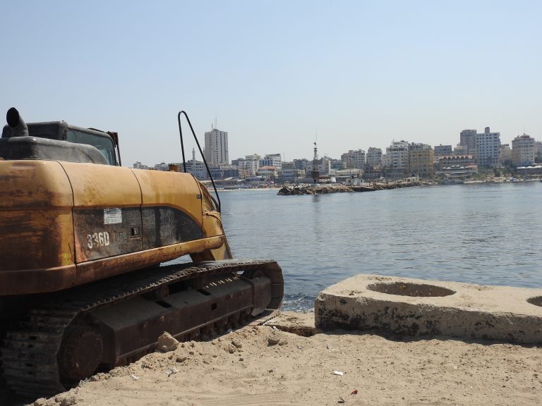سلطة الموانئ البحرية تنفذ مشروع تعميق حوض ميناء غزة البحري
