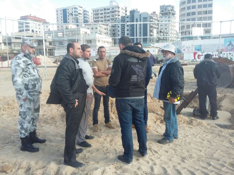 فريق هندسي يشرف على تركيب معرش للمصطافين بميناء غزة البحري
