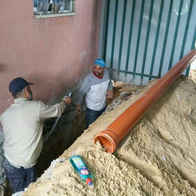 دائرة الخدمات الإدارية تقوم بإعادة تأهيل وصيانة شبكة الصرف الصحي في مبنى ترخيص غزة