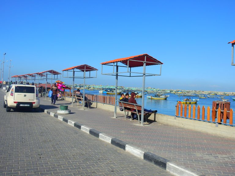 سلطة الموانئ البحرية تقوم بتركيب معرشات للمصطافين ودرابزين حماية