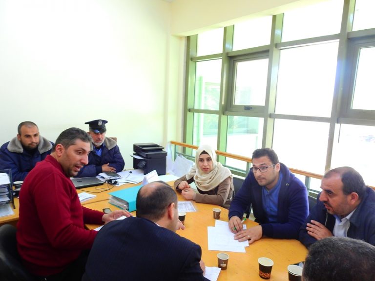 فريق فني من الطرق والمشاريع يتفقد دوار التحلية على طريق صلاح الدين، ويستمع إلى آراء المواطنين ومشاكلهم .
