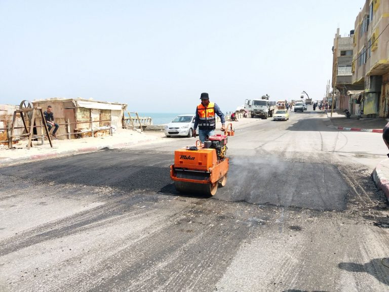 الإدارة العامة للطرق والمشاريع تشرف على صيانة المطبات في شارع الرشيد