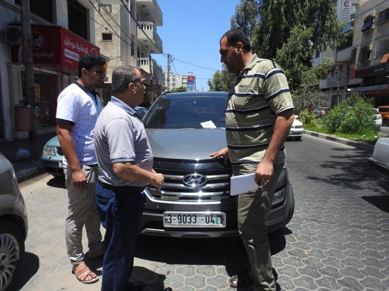 الإدارة العامة للهندسة والسلامة المرورية تواصل حملة الاصطفاف على الطريق