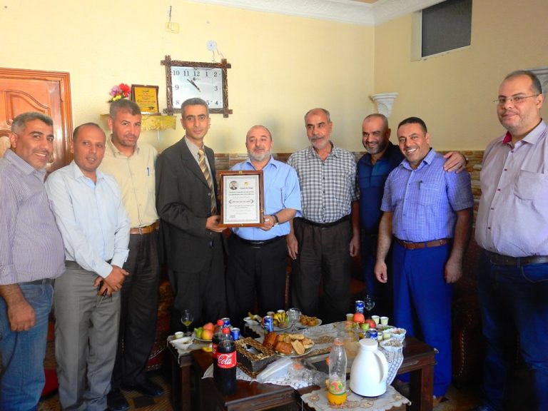 وكيل الوزارة يهنئ الزميل علاء العكش بالدكتوراة