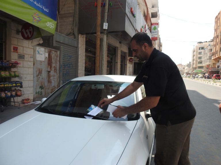 الإدارة العامة للهندسة والسلامة توزع بطاقات شكر على السائقين