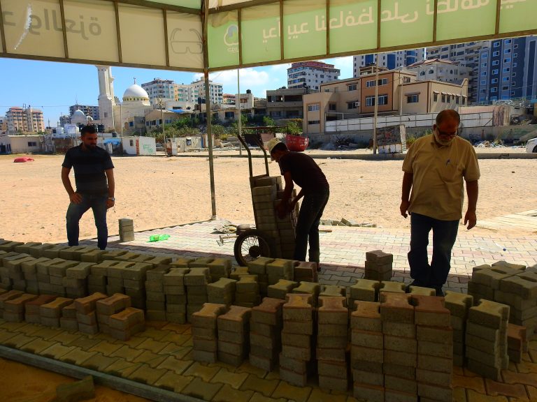 سلطة الموانئ البحرية تشرع بتبليط مظلة للمصطافين