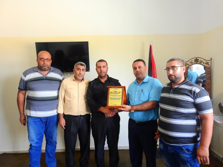 العلاقات العامة تقوم بتكريم مدير مركز الاصلاح والتأهيل ” طيبة “