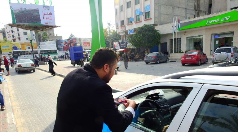 الإدارة العامة للهندسة والسلامة المرورية تنفذ  حملة توعوية للسائقين .