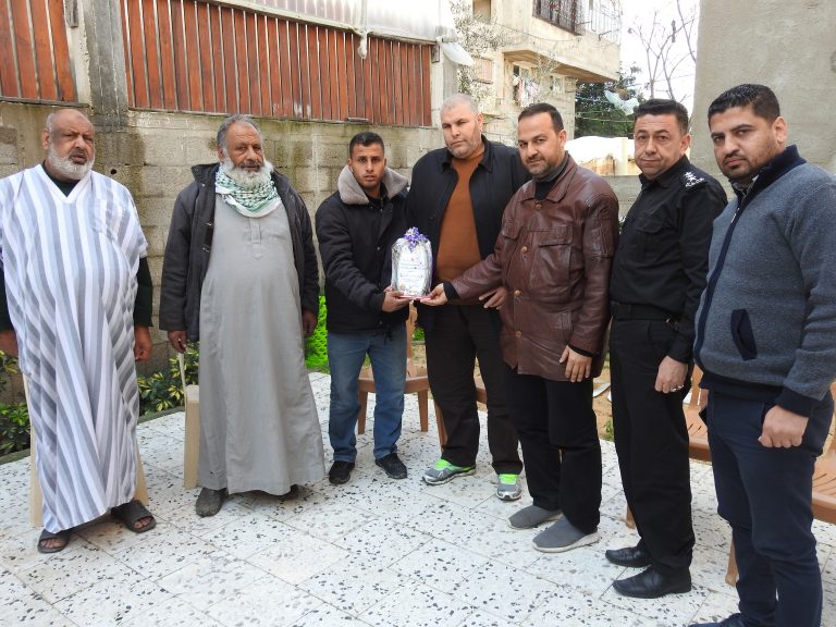 وفد من إدارتي العلاقات العامة والسلامة المرورية يزوران أهالي ضحايا حوادث السير