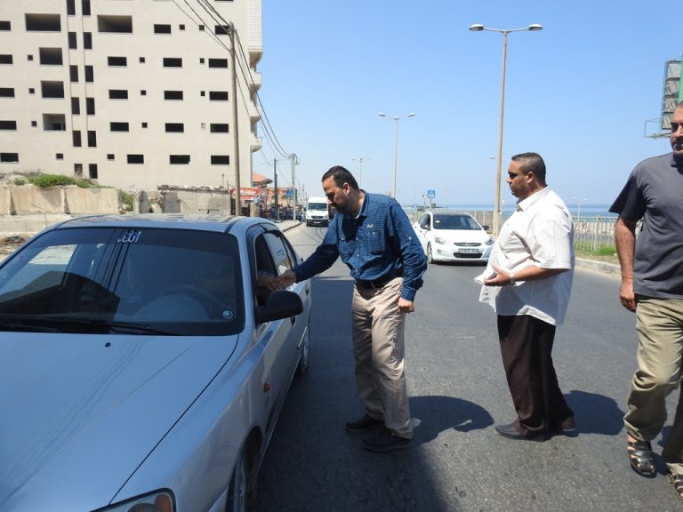 الإدارة العامة للهندسة والسلامة المرورية توزع ملصقات توعوية للسائقين