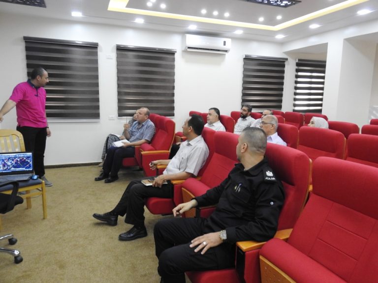 اللجنة المرورية تواصل اجتماعاتها الدورية لمناقشة المشكلات المرورية .