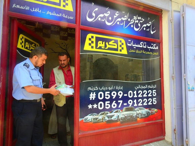 الإدارة العامة للنقل على الطرق بالتعاون مع دوريات السلامة المرورية تشرع بحملة على مكاتب التاكسيات
