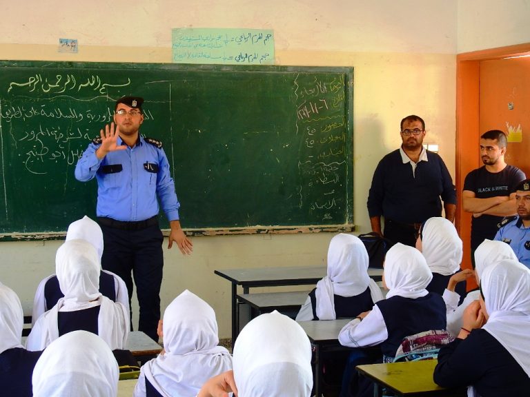 ضمن خطة التوعية المرورية فريق الإرشاد المدرسي ينظم سلسلة محاضرات توعوية
