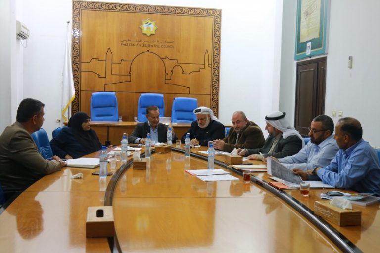 وفد من وزارة النقل والمواصلات يزور اللجنة الاقتصادية بالمجلس التشريعي