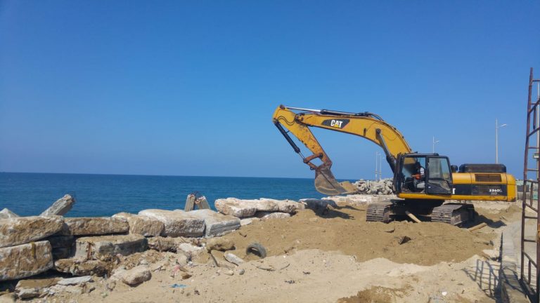 سلطة الموانئ البحرية تدعم اللسان الغربي بميناء غزة البحري
