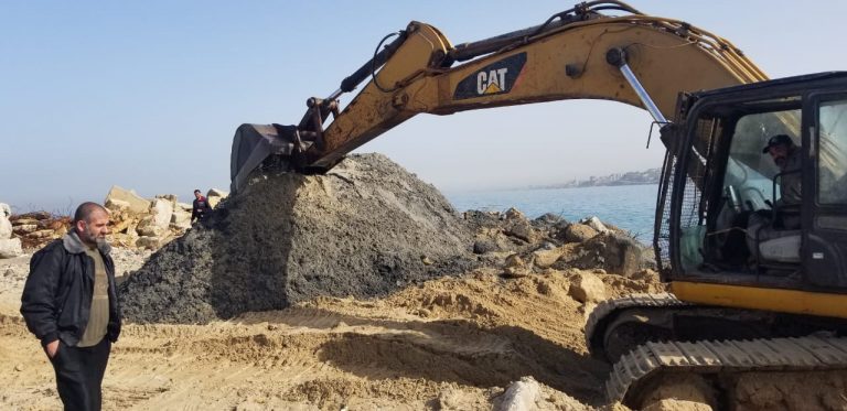 سلطة الموانئ البحرية تشرع بتعميق حوض ميناء غزة