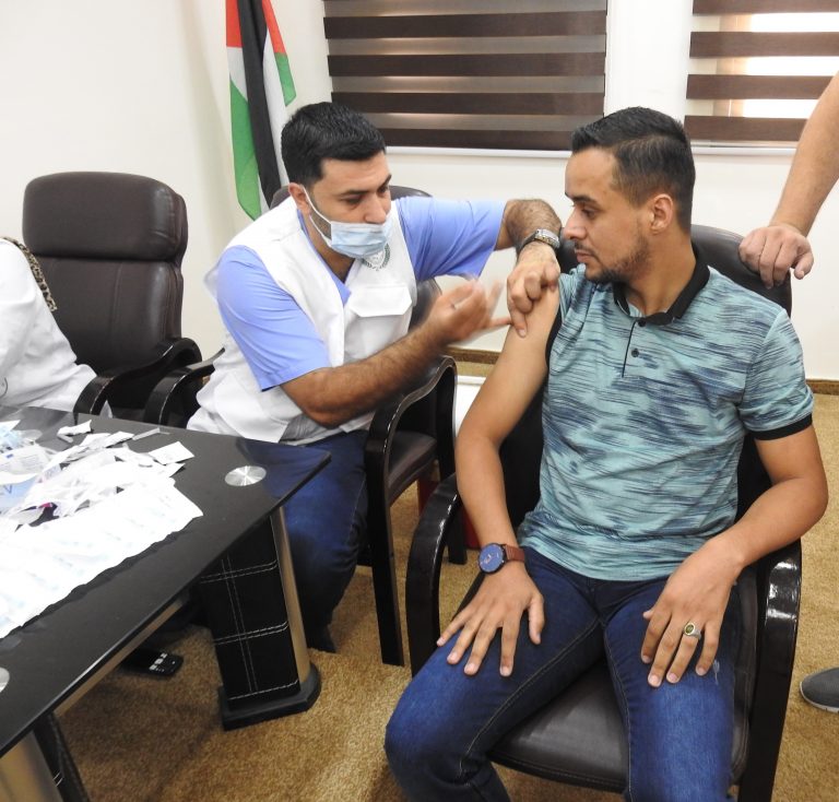 المواصلات تنفذ حملة تطعيم لقاح كورونا لموظفيها