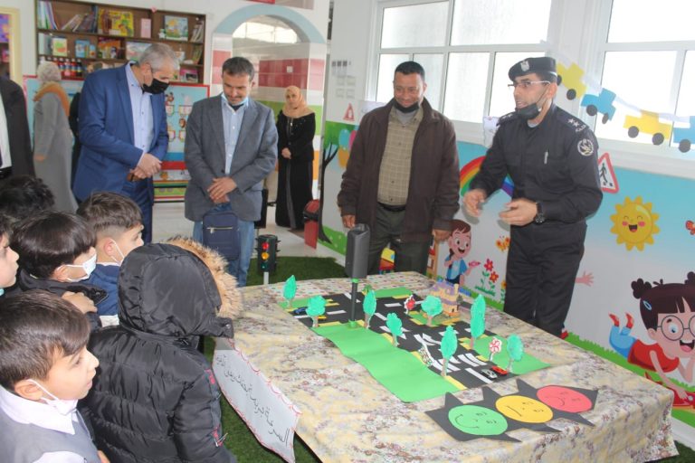 فريق التوعية المرورية برياض الأطفال يختتم المرحلة الثالثة من البرامج التوعية في روضة البراعم الطيبة بجباليا