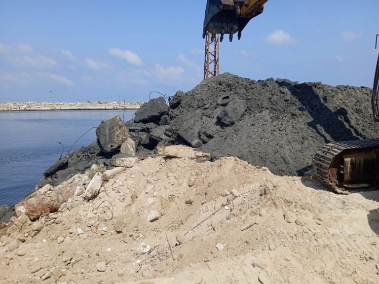 سلطة الموانئ البحرية تشرع بتعميق حوض ميناء غزة البحري