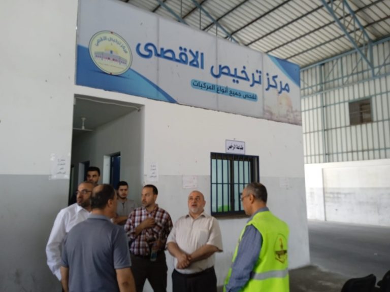 وكيل النقل والمواصلات يطلع على سير العمل بمركز ترخيص الأقصى
