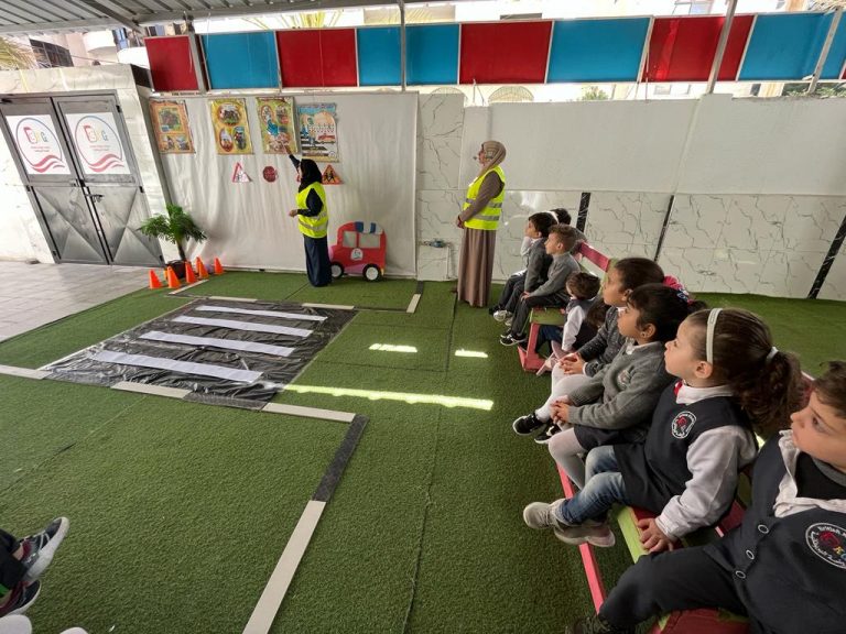 فريق التوعية المروري يواصل برامجه في محافظات قطاع غزة.